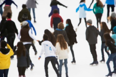 blurred motion of people ice-skating. Photo : fotog