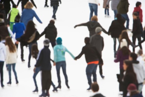 blurred motion of people ice-skating. Photo : fotog