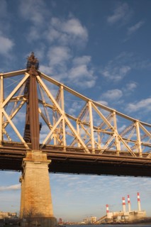 USA, New York State, New York City, Queensboro Bridge with factory in distance. Photo : fotog