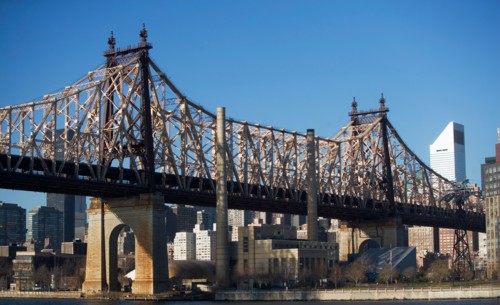 USA, New York State, New York City, bridge with Manhattan in background. Photo : fotog