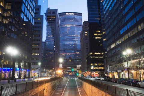 USA, New York State, New York City, city street with Met Life Building in distance. Photo : fotog