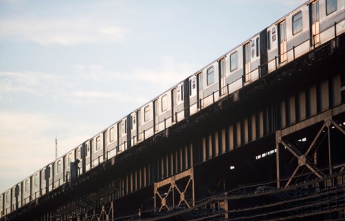 USA, New York State, New York City, low angle view of train. Photo : fotog