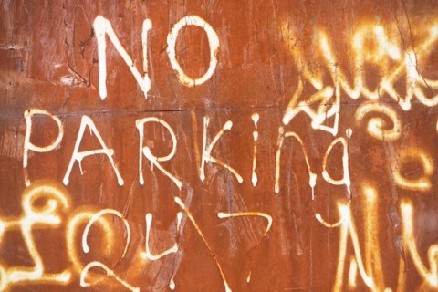 USA, New York State, New York City, no parking text on rusty wall. Photo : fotog