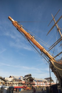 USA, New York State, New York City, low angle view of sailing ship mast. Photo : fotog