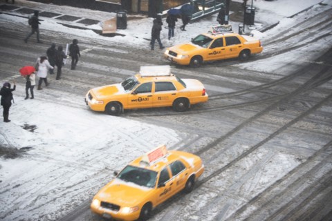 USA, New York State, New York City, crossroad with yellow taxi. Photo : fotog