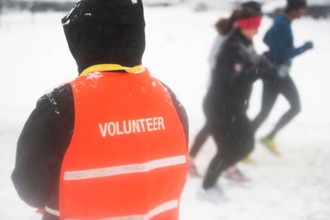 Volunteer assisting in marathon race. Photo : fotog