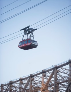 USA, New York, New York City, Manhattan, Queensboro Bridge, Overhead cable car. Photo : fotog