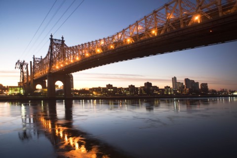 USA, New York, New York City, Manhattan, Queensboro Bridge at dusk. Photo : fotog