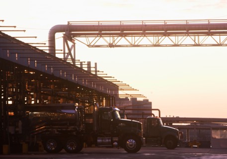 USA, New York, New York City, Trucks loading in oil plant. Photo : fotog