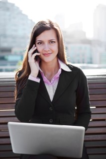 USA, Seattle, Young businesswoman sitting on bench and working. Photo : Take A Pix Media