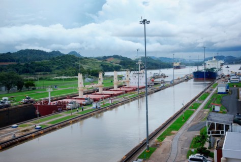 Panama, Panama City, Ship in canal lock. Photo : DreamPictures