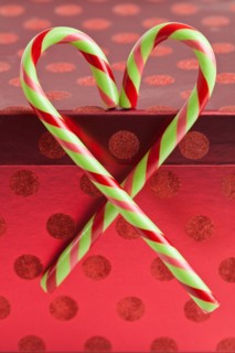 Peppermint candy canes in heart shape, studio shot. Photo : Sarah M. Golonka