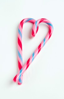 Candy canes in heart shape, studio shot. Photo : Sarah M. Golonka