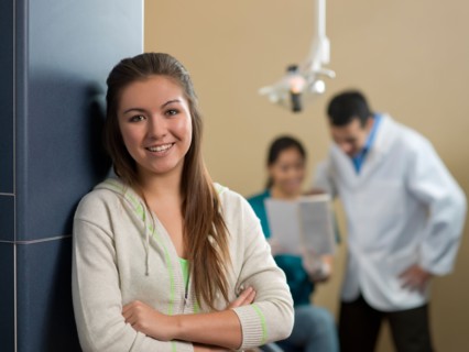 Portrait of patient, dentists in background. Photo : Dan Bannister