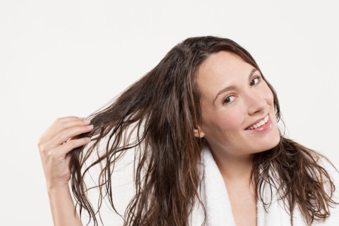 Portrait of woman with long wet hair, studio shot. Photo : Jan Scherders