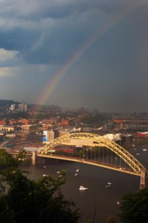 USA, Pennsylvania, Pittsburgh, Rainbow above bridge. Photo : Henryk Sadura