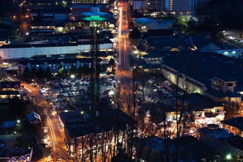 USA, Tennessee, Gatlinburg, Elevated view of city at dawn. Photo : Henryk Sadura