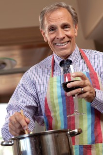 Portrait of man cooking and drinking wine. Photo : db2stock