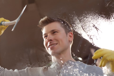 Man cleaning window pane. Photo : db2stock