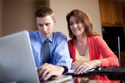 Couple looking at laptop. Photo : db2stock