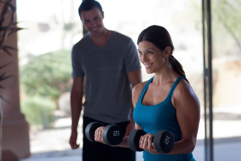 Woman lifting weights. Photo : db2stock