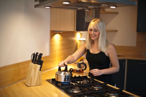 Young woman in kitchen. Photo : Mark de Leeuw