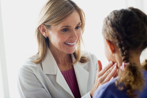 Doctor examining girl (10-11). Photo : Rob Lewine