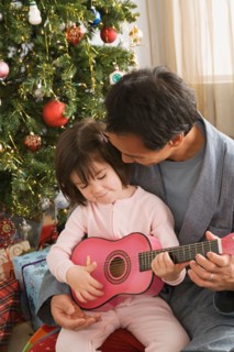 Father and daughter at Christmas tree. Photo : Rob Lewine