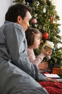 Father and daughter at Christmas tree. Photo : Rob Lewine