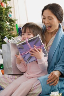 Mother and daughter at Christmas morning. Photo : Rob Lewine