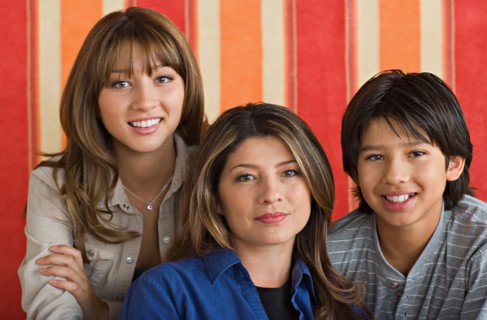 Portrait of mother with two children. Photo : Rob Lewine