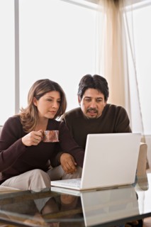 Couple using laptop together. Photo : Rob Lewine