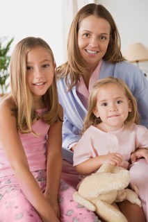 Mother with two daughters (8-9, 12-13). Photo : Rob Lewine