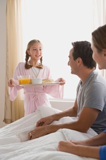 Family breakfast in bed. Photo : Rob Lewine