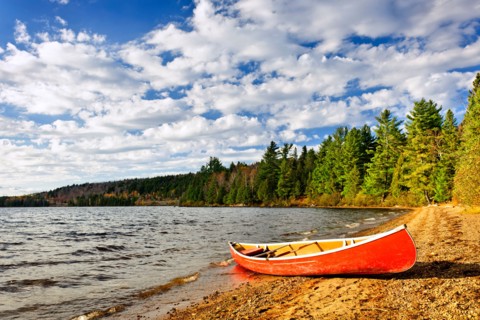 Canada, Ontario, Algonquin Park, Canoe on beach. Photo :  Elena Elisseeva