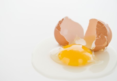 Close up of fried egg with cracked eggshell. Photo : Jamie Grill