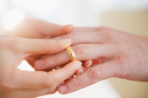 Close up of man's and woman's hands with wedding ring. Photo : Jamie Grill