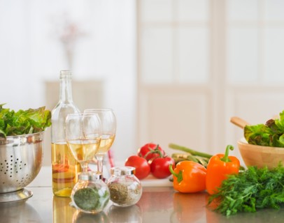 Close up of food preparation in kitchen . Photo : Daniel Grill