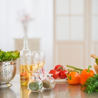 Close up of food preparation in kitchen . Photo : Daniel Grill