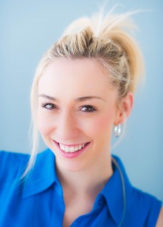Portrait of smiling young woman, studio shot. Photo : Daniel Grill