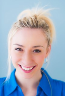 Portrait of smiling young woman, studio shot. Photo : Daniel Grill