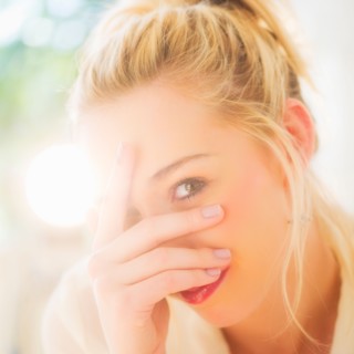 Portrait of smiling young woman with blonde hair. Photo : Daniel Grill