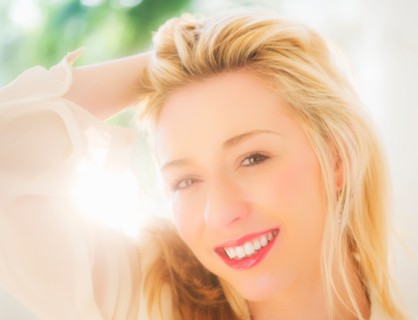 Portrait of smiling young woman with blonde hair. Photo : Daniel Grill