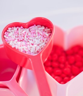Close up of Valentine's Day decorations, studio shot. Photo : Daniel Grill