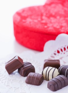 Close up of Valentine's Day chocolates, studio shot. Photo : Daniel Grill
