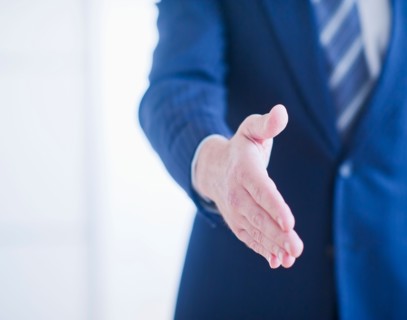 Businessman waiting to shake hands. Photo : Daniel Grill