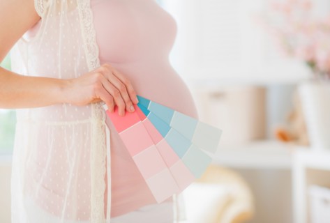 Pregnant woman with paint samples. Photo : Daniel Grill