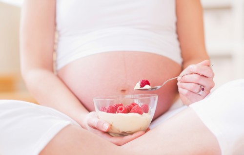 Portrait of pregnant woman eating breakfast. Photo : Daniel Grill