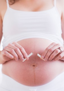 Pregnant woman holding broken cigarette. Photo : Daniel Grill