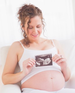 Pregnant woman with ultrasonography scan. Photo : Daniel Grill